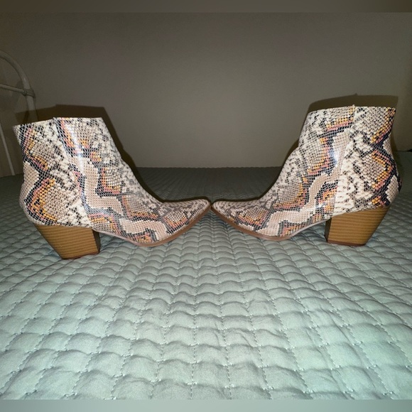 COCONUTS BY MATISSE Snake Print Heeled Booties Size 8M GUC - Picture 4 of 9